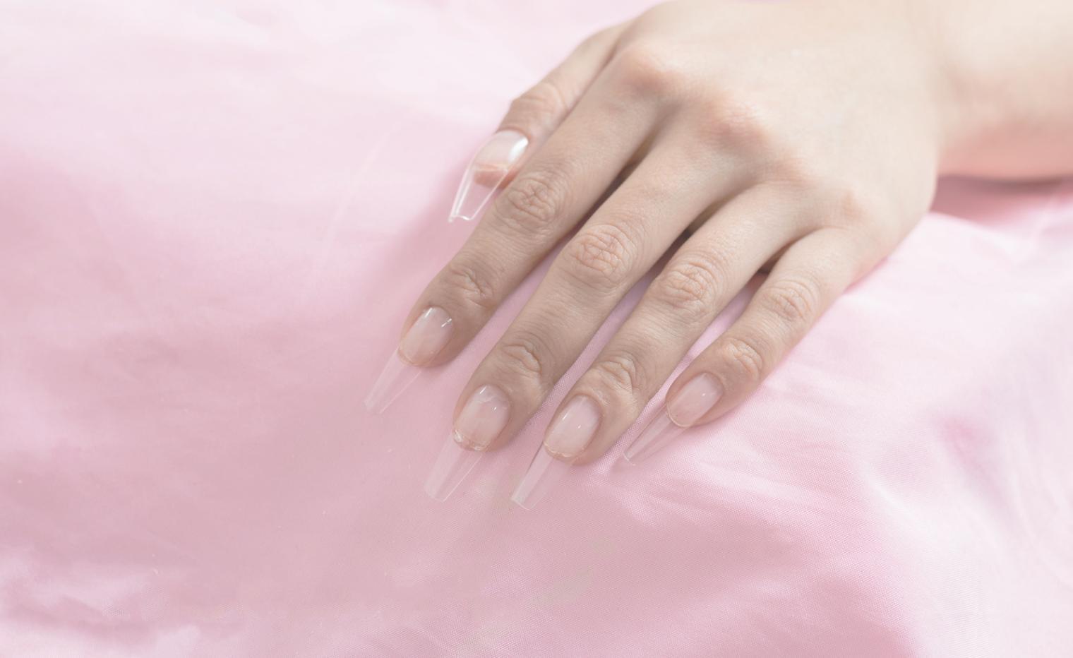 Studentessa che pratica tecniche avanzate di nail art